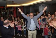 Manuel Antelo celebra la victoria con sus compa�eros y simpatizantes. 
