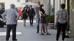 Transe�ntes con mascarillas en una calle de Chantada, en imagen de archivo