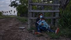 Una inmigrante de El Salvador en la frontera entre Estados Unidos y M�xico