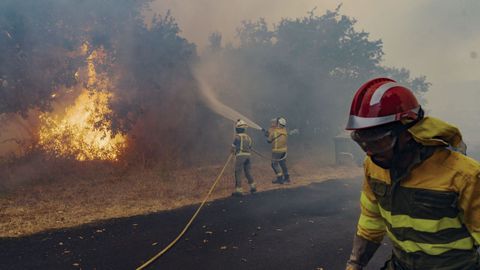 Un incendio mantiene en alerta O Cumial y Seixalbo (Ourense).