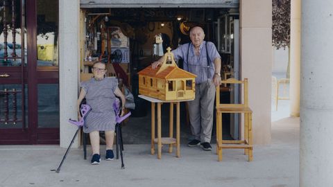  Hip�lito y su mujer en su garaje donde hace las figuras de madera