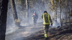 Trabajos de extinci�n en el incendio de A Pobra