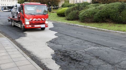 Tramo inicial de la avenida de As P�as a la altura del monumento Porta Nova que no se renov� con el bulevar y que muestra el pavimento destrozado.