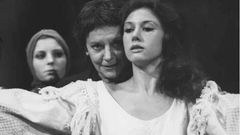 Junto al mito. Tina Sainz (izquierda) y Victoria Vera (derecha) representando con Mar�a Casares �El adefesio� en 1976.