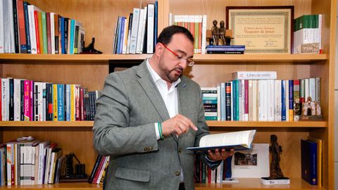 El presidente del Principado, Adrin Barbn, con el libro Toda una vida de Miguel ngel Revilla en su apartamento. El presidente cntabro deja en su obra por testigo de su funeral al mandatario asturiano