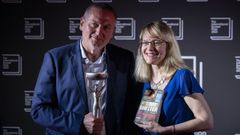 El autor b�lgaro Georgi Gospodinov y la traductora Angela Rodel, tras recoger el Premio Internacional Booker. 