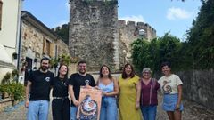 <span lang= gl >De esquerda a dereita, Rub�n Dasilva, Diana Campos, Alexandre Campos, membros da organizaci�n; Cristina Garc�a, alcaldesa en funci�ns; a deputada provincial Natividade Gonz�lez; a concelleira Isabel Lois e Iria Couce, tesoureira da asociaci�n promotora do festival, durante a presentaci�n, o m�rcores diante do castelo de Moeche</span>