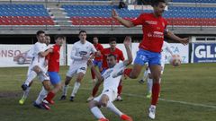 Viti y Antonio pugnan por un bal�n en O Couto