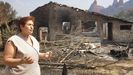 Amavita, vecina de Las Mdulas, junto a los restos de su vivienda, calcinada en el incendio.