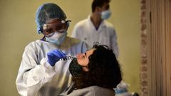 Realizaci�n de test de ant�genos en el Hospital de Sant Pau, en Barcelona.