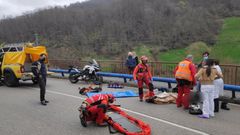 Los equipos de emergencia atendiendo al motorista herido