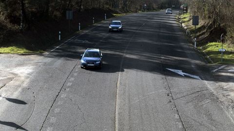 Entre los pueblos de Pereira, en Chantada, y Pradeda, en Carballedo, los conductores tienen que guiarse por las grietas longitudinales para saber donde empieza cada carril