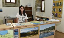 Rebeca D�az en la reabierta oficina de informaci�n tur�stica de Corcubi�n, en el C�rcere Vello. 