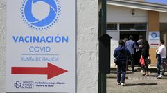 Entrada al centro de vacunaci�n de Monforte, en el que est�n recibiendo la vacuna ya personas entre 30 y 39 a�os