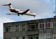 Un avi�n sobrevuela un edificio en O Burgo.