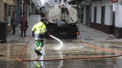 Operario de limpieza baldeando la calle Magdalena, en una foto de archivo.