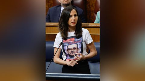 La ministra de Asuntos Sociales, Ione Belarra, intervino en la sesin de controlcon una camisetacon el rostro del hermano de Isabel Daz Ayuso