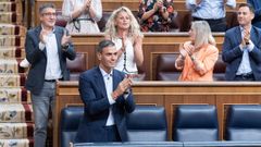 El presidente del Gobierno, Pedro S�nchez, y diputados del PSOE aplauden el 25 de junio, despu�s de que el Congreso aprobara por mayor�a absoluta una moci�n que pide la dimisi�n del jefe del Ejecutivo.