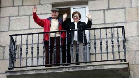 Ceferino Gonz&aacute;lez y Sinda Pe&oacute;n saludan desde el balc&oacute;n de su casa en Pontevedra