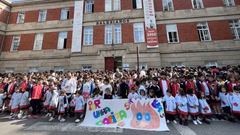 Alumnos del centro de Salesianos de Ourense en una campa�a de concienciaci�n contra los incendios.