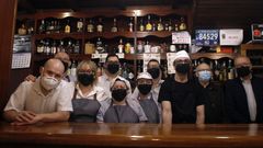 UNA F�RMULA QUE RESISTE HASTA LAS PANDEMIAS 
�Cuando las cosas empezaron a ir bien no nos compramos un Audi y nos fuimos de fiesta. Nunca abandonamos el negocio�, argumenta Manuel Mart�nez, propietario de la parrillada Buenos Aires de A Coru�a. Celebra su aniversario con mucha clientela a pesar de la situaci�n actual y lo hace sin cambiar la f�rmula: trato cercano, buena relaci�n calidad-precio, y los mismos proveedores y platos. En la imagen, los fundadores y el equipo que lo hace posible.