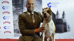 Foto Ganador Final Absoluta Expocanina 2020. Se trata de Mamb, un american staford shire therrier. Su propietario es Nacho Carballido, de Vigo.