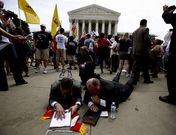 L�deres religiosos rezan sobre una Biblia tras conocer el veredicto del Supremo.