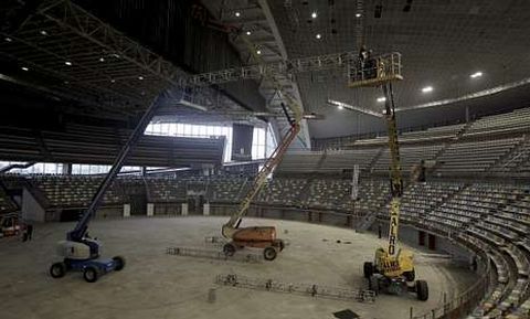 Gras extendidas, ayer por la maana, en los trabajos del Coliseo.