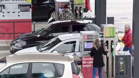 Usuarios repostando en una estaci�n de servicio de Lugo