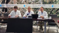 De izquierda a derecha: el director asistencial, �lvaro Mena, el gerente del �rea sanitaria de A Coru�a y Cee, Luis Verde y el coordinador cir�rjico, Carlos Nieto.