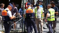 Agentes de polic�a se re�nen tras un incendio en el edificio Oxy Brussels, en Bruselas (B�lgica).