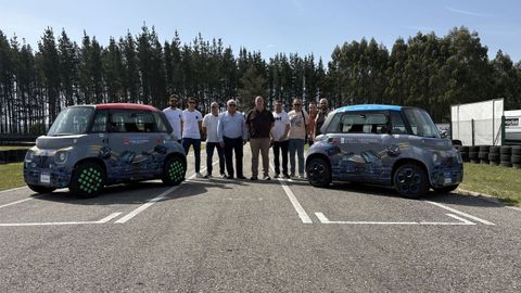 El coche fabricado por el IES Virgen de la Paloma (izquierda), de Madrid. y el ensamblado en el CIFP As Mercedes (derecha), de Lugo. En el centro integrantes de ambos.