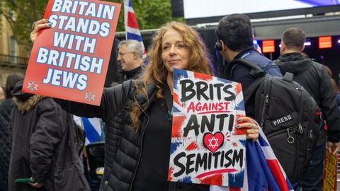 Una manifestante sostiene un cartel contra el antisemitismo durante una movilizaci�n en Londres en mayo