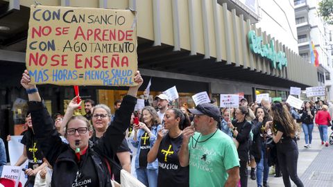 Educadores manifest�ndose en el centro de Oviedo