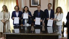 Firma del convenio de colaboraci�n. La alcaldesa, Elena Candia (segunda por la derecha), acompa�ada por el conselleiro de Educaci�n,�Rom�n Rodr�guez;�el delegado territorial de la Xunta en Lugo, Alfonso Villares; y la directora general de FP, Eugenia P�rez.