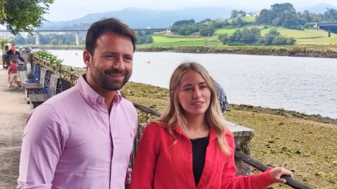 El presidente del PP de Asturias, �lvaro Queipo, junto a la vicesecretaria de Movilizaci�n y Reto Digital del PP nacional, Noelia N��ez, en Navia