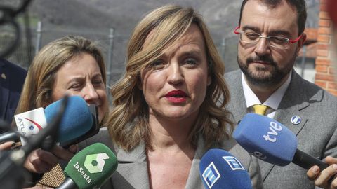 a ministra de Educaci�n, Pilar Alegr�a, ante el presidente del Principado, Adri�n Barb�n, realiza declaraciones a la prensa este jueves, con motivo de su visita a Asturias para conocer el proyecto de desarrollo de una red p�blica de escuelas infantiles de 0 a 3 a�os puesto en marcha por el Gobierno del Principado
