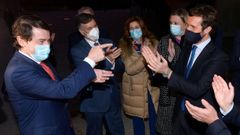 El presidente de Junta de Castilla y Le�n, Alfonso Fern�ndez Ma�ueco, recibe la felicitaci�n del presidente del PP, Pablo Casado, al no prosperar la moci�n de censura contra su Gobierno