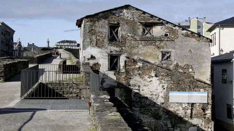 La casa-torre medieval, pendiente de restaurar, pegada a la Muralla