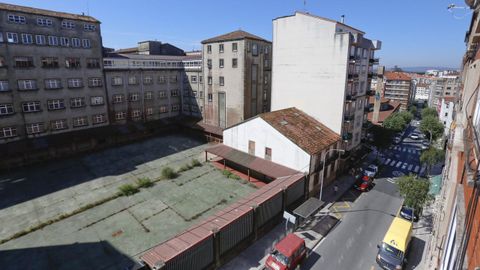 La finca que a�n alberga el antiguo edificio del colegio Manuel Peleteiro, en pleno Ensanche de Santiago