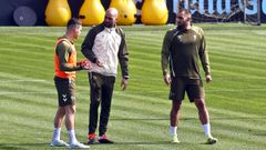 Claudio Gir�ldez, charlando con Jutgl� y Borja Iglesias, dos de sus delanteros,�en el entrenamiento del Celta de este s�bado.