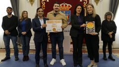 Adrin Prez y Laura Castieeira recogiendo el primer premio