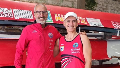 Jos� Ferral, entrenador del Club do Mar Bueu, y Carlos Palmeiro, el remero m�s veterano de la tripulaci�n