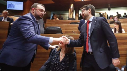 El presidente. del Principado, Adrin Barbn, saluda al consejero de Industria, Empleo, y Promocin Econmica, Enrique Fernndez (d), en la JUnta General del Principado