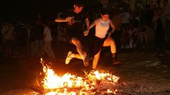 Imagen de j�venes saltando unha hoguera el pasado a�o