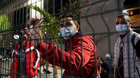 Varios de los 200 inmigrantes que esperaban el mi�rcoles en Canarias ser embarcados hacia Huelva