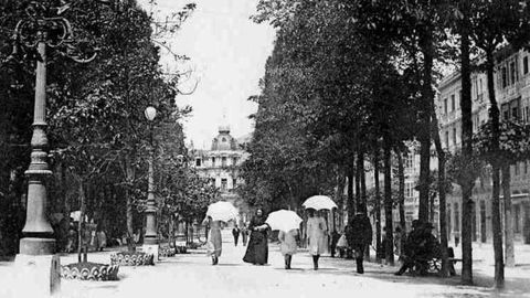 Un grupo de personas camina por el paseo de Los Alamos del Campo San Francisco, en Oviedo