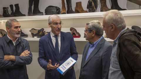 Presentacin del Bono Activa Comercio en Calzados Seijas, en Santiago, con el entonces conselleiro de Economa y hoy diputado en el Congreso Francisco Conde.