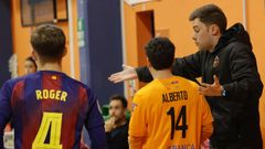 David Rial dialoga con Alberto durante el partido contra el Bara Atltic