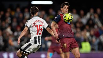 Riki controla el bal&oacute;n durante el partido contra el Castell&oacute;n
